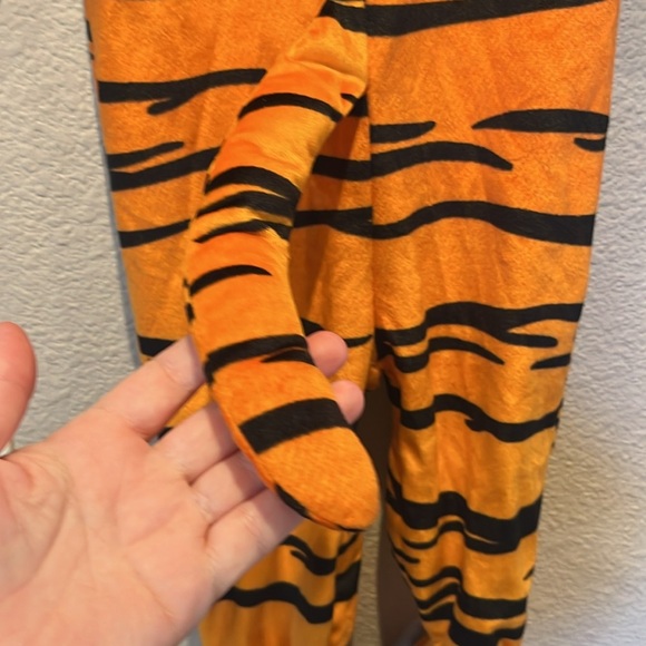 Spirit Halloween Baby Lil’ Tiger Costume Size 0-6 Months - Picture 9 of 10